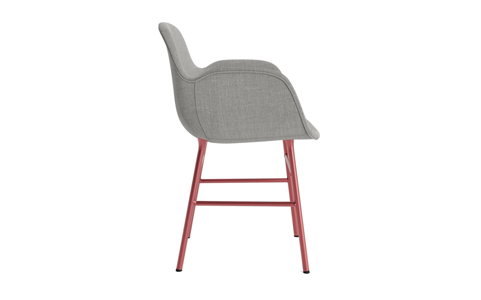 Entdecken Sie den Form Lehnstuhl gepolstert Rot Stahl Remix von Normann Copenhagen – ein stilvolles Möbelstück, das modernes Design und höchsten Komfort vereint.