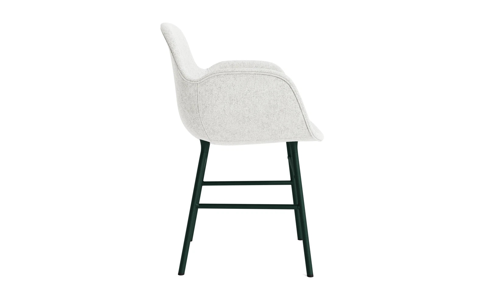 Entdecken Sie den Form Lehnstuhl in elegantem Grün, gepolstert mit hochwertigem Hallingdal-Stoff und einem robusten Stahlgestell – perfekt für stilvolle Räume.