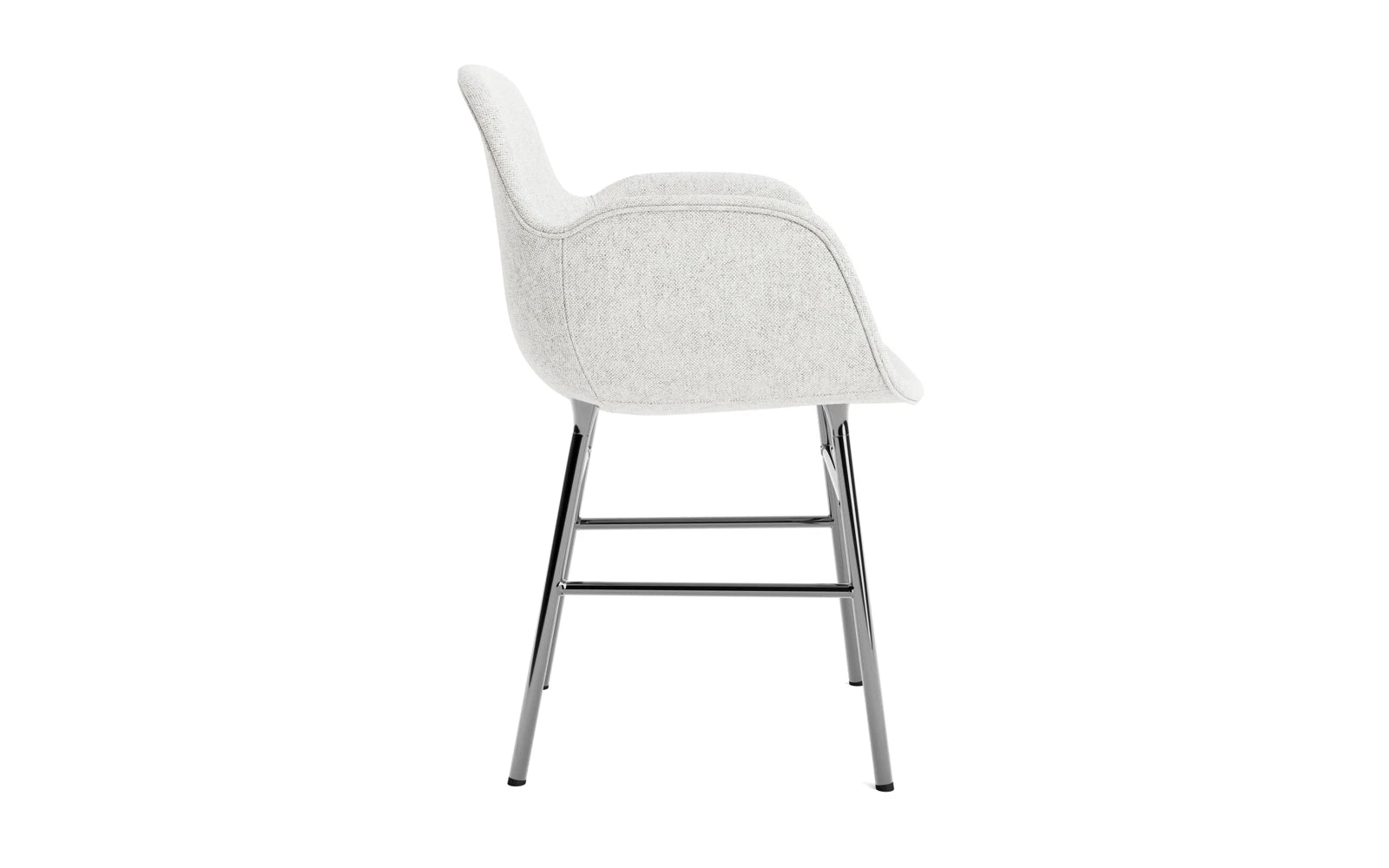 Entdecken Sie den Form Lehnstuhl von Normann Copenhagen: gepolstert, stilvoll und vielseitig anpassbar. Perfekt für jeden Raum und höchsten Sitzkomfort.