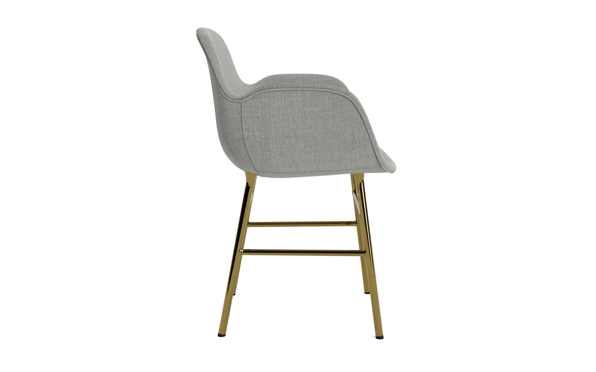 Form Lehnstuhl gepolstert Messing Remix in Remix 133 präsentiert im Onlineshop von KAQTU Design AG. Stuhl mit Armlehne ist von Normann Copenhagen
