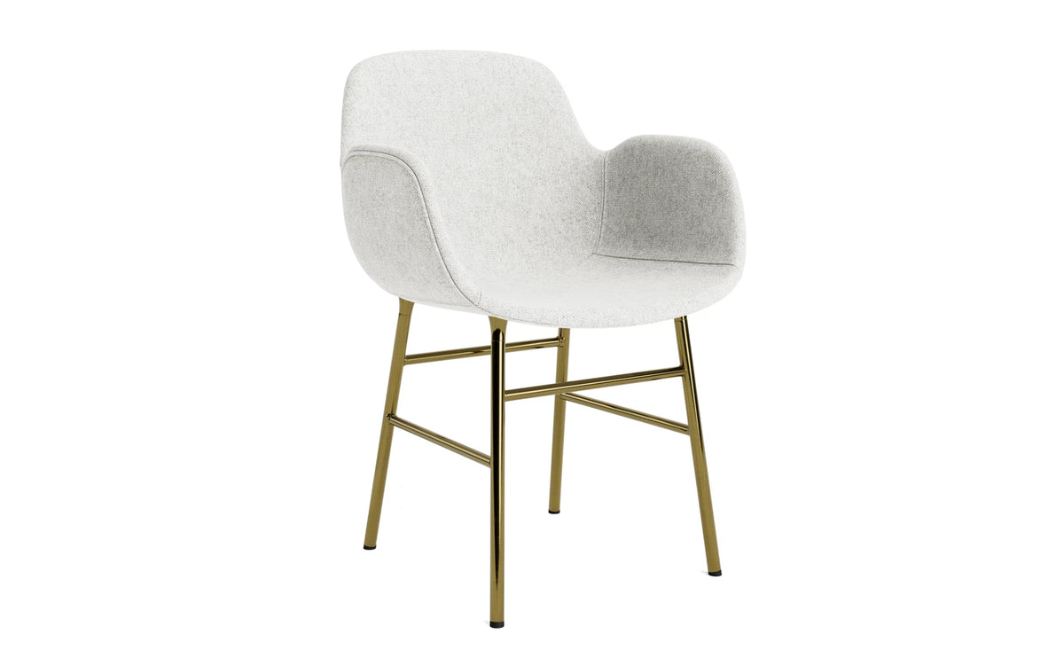 Form Lehnstuhl gepolstert Messing Hallingdal in Hallingdal 110 präsentiert im Onlineshop von KAQTU Design AG. Stuhl mit Armlehne ist von Normann Copenhagen
