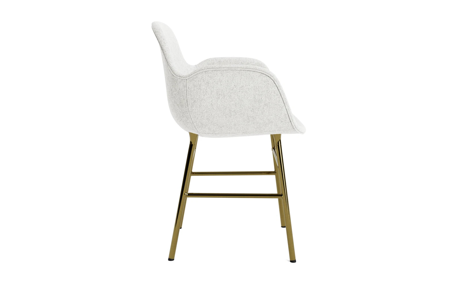 Eleganter Form Lehnstuhl von Normann Copenhagen: Hochwertige Polsterung, edler Messingrahmen und individuelle Gestaltungsmöglichkeiten für jeden Raum.