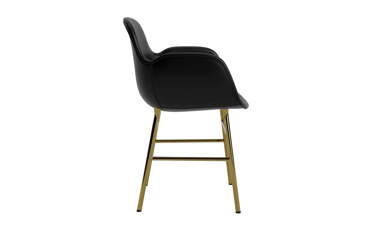 Form Lehnstuhl gepolstert Messing Ultra Leder in Ultra 41599 präsentiert im Onlineshop von KAQTU Design AG. Stuhl mit Armlehne ist von Normann Copenhagen