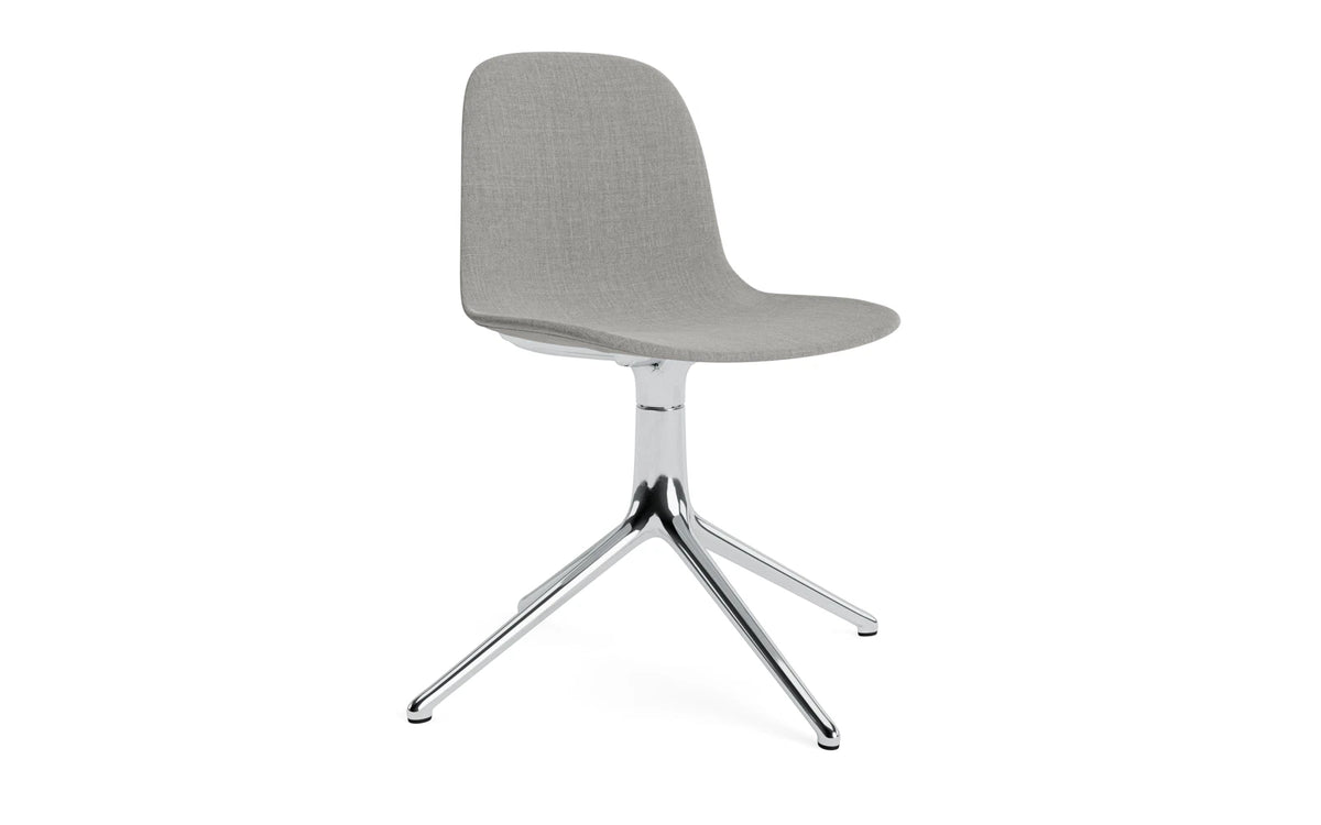 Form Drehstuhl 4L schwarzes Aluminium Vollpolster Remix in Remix 133 präsentiert im Onlineshop von KAQTU Design AG. Drehstuhl ist von Normann Copenhagen