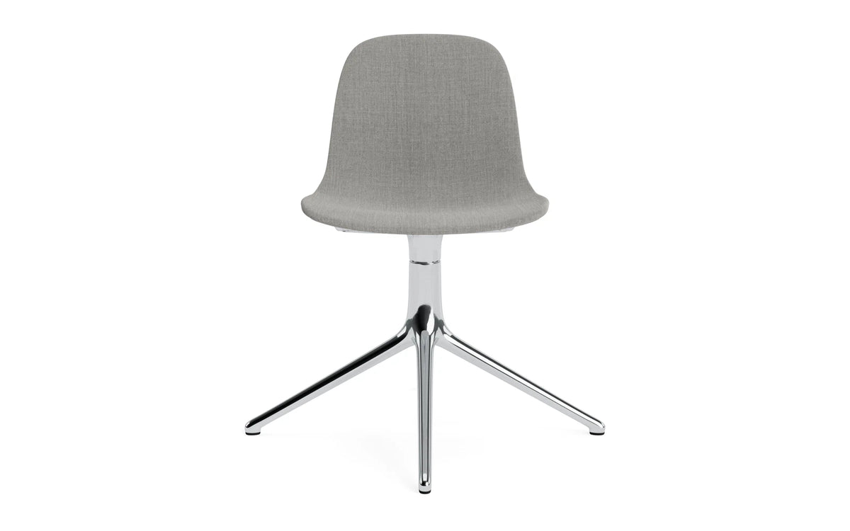 Form Drehstuhl 4L schwarzes Aluminium Vollpolster Remix in Remix 133 präsentiert im Onlineshop von KAQTU Design AG. Drehstuhl ist von Normann Copenhagen