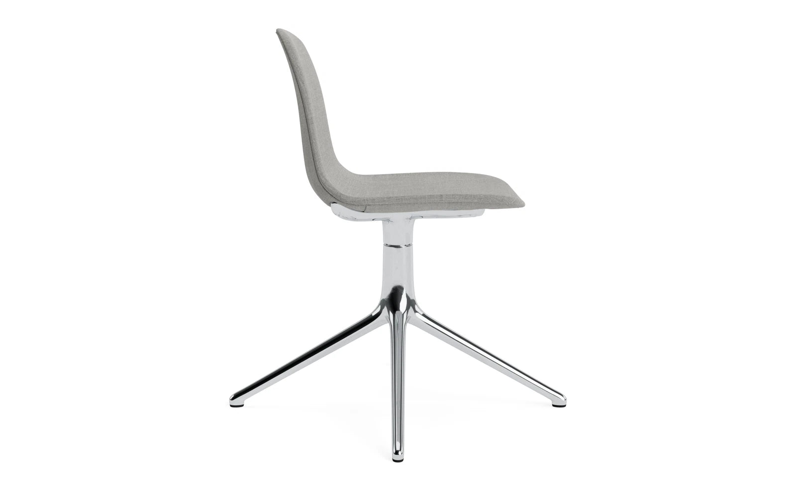 Der Form Drehstuhl 4L von Normann Copenhagen kombiniert elegantes schwarzes Aluminium mit hochwertiger Vollpolsterung in Remix-Stoff und bietet vielfältige Designoptionen.