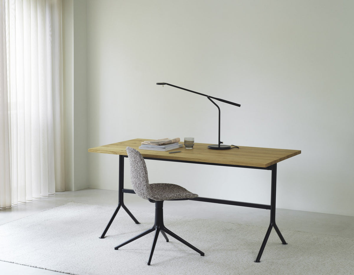 Schwarzer, gepolsterter Drehstuhl Form von Normann Copenhagen mit Schale aus Polypropylen und Drehsockel aus Aluminium mit vier Rädern.