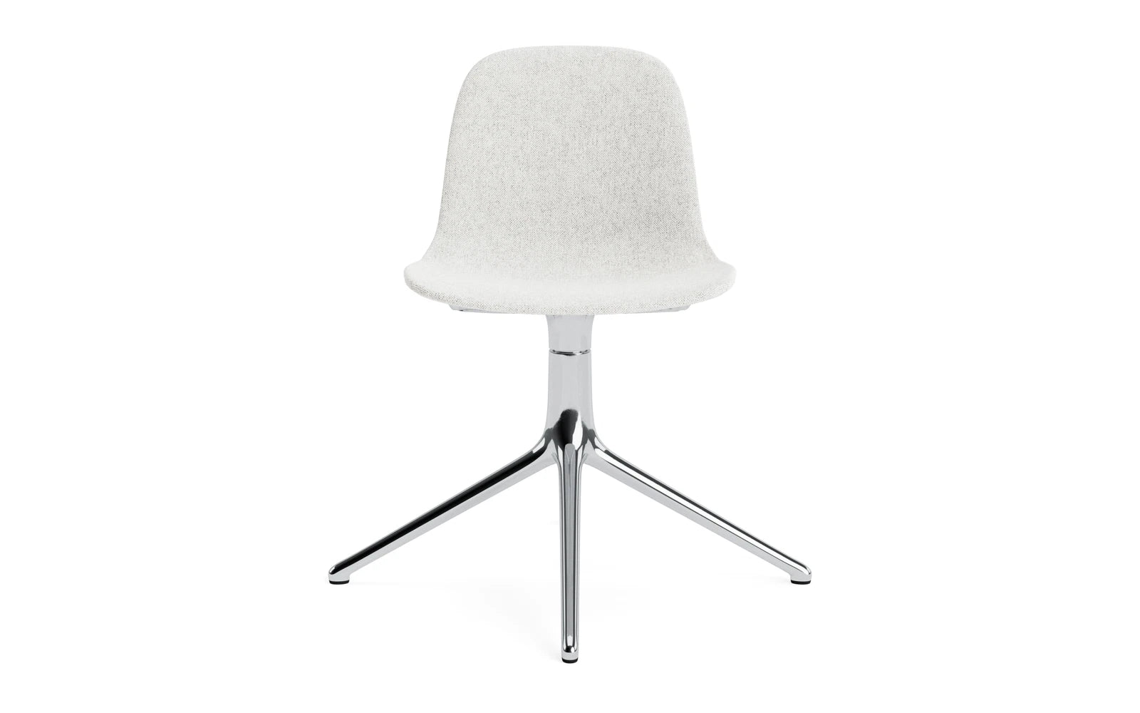 Erleben Sie den Form Drehstuhl 4L von Normann Copenhagen: Stilvolles Design, hochwertige Hallingdal-Vollpolsterung und langlebiges schwarzes Aluminium.