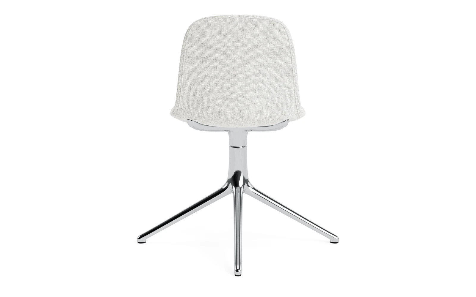 Erleben Sie den Form Drehstuhl 4L von Normann Copenhagen: Stilvolles Design, hochwertige Hallingdal-Vollpolsterung und langlebiges schwarzes Aluminium.