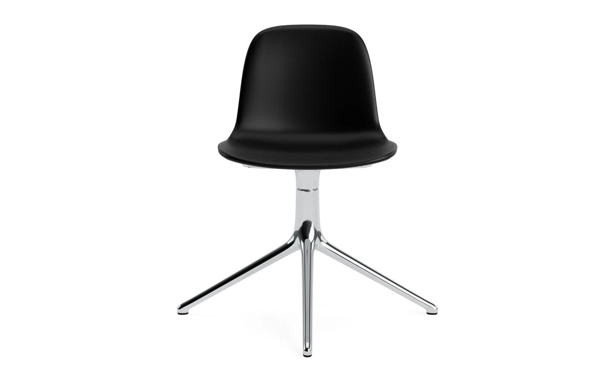 Form Drehstuhl 4L schwarzes Aluminium Vollpolster Ultra in Ultra 41599 präsentiert im Onlineshop von KAQTU Design AG. Drehstuhl ist von Normann Copenhagen