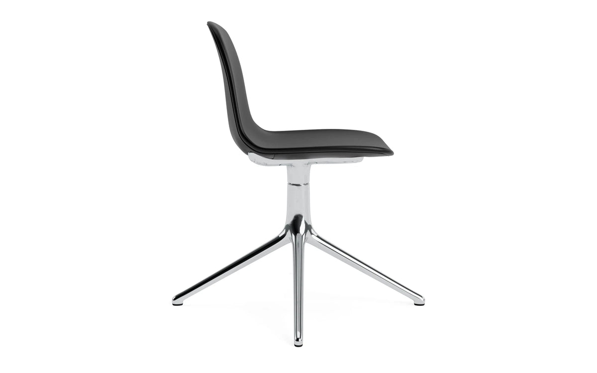 Form Drehstuhl 4L schwarzes Aluminium Vollpolster Ultra in Ultra 41599 präsentiert im Onlineshop von KAQTU Design AG. Drehstuhl ist von Normann Copenhagen