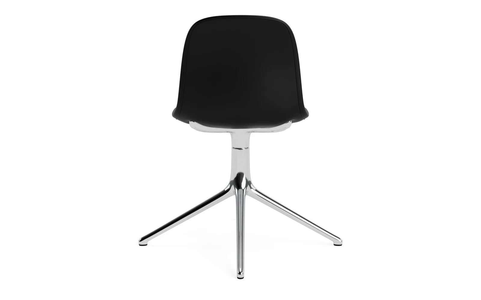 Der Form Drehstuhl 4L von Normann Copenhagen kombiniert elegantes schwarzes Aluminium mit hochwertiger Vollpolsterung in Remix-Stoff und bietet vielfältige Designoptionen.