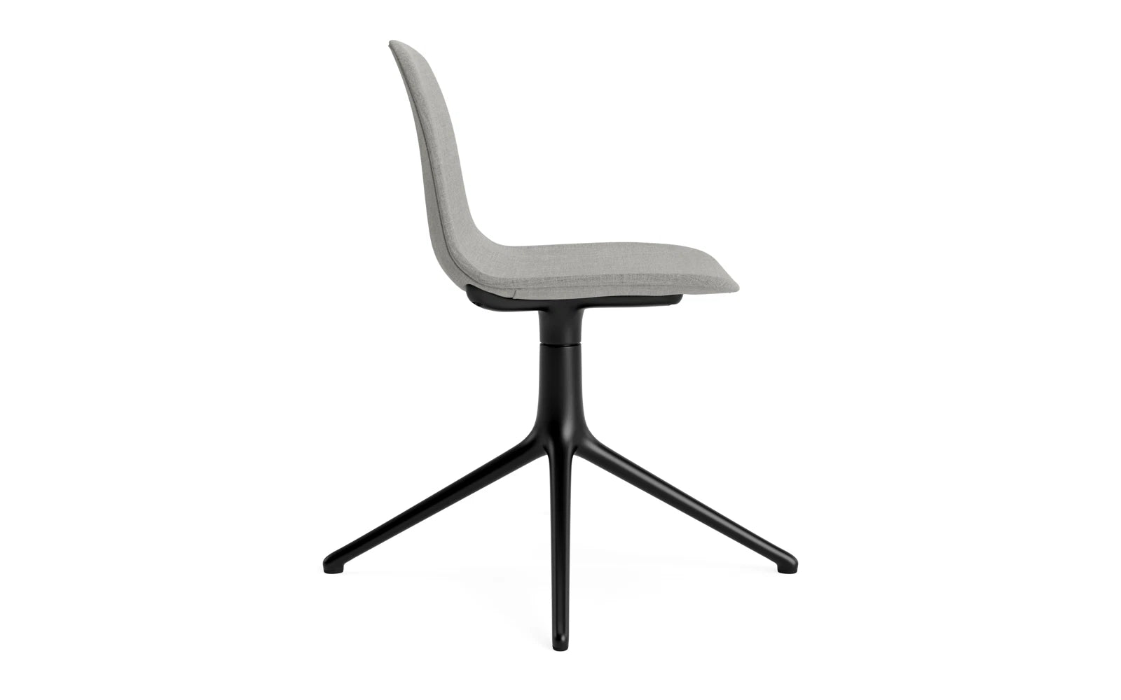 Der Form Drehstuhl 4L von Normann Copenhagen kombiniert elegantes schwarzes Aluminium mit hochwertiger Vollpolsterung in Remix-Stoff und bietet vielfältige Designoptionen.