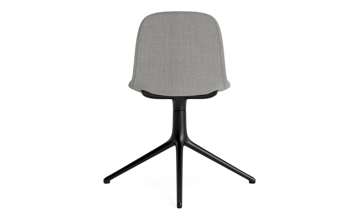 Form Drehstuhl 4L schwarzes Aluminium Vollpolster Remix in Remix 133 präsentiert im Onlineshop von KAQTU Design AG. Drehstuhl ist von Normann Copenhagen
