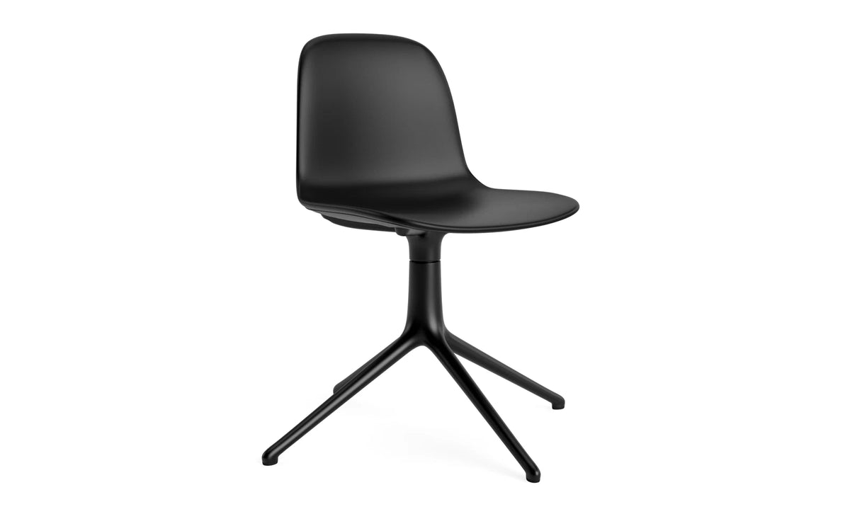 Form Drehstuhl 4L schwarzes Aluminium Vollpolster Ultra in Ultra 41599 präsentiert im Onlineshop von KAQTU Design AG. Drehstuhl ist von Normann Copenhagen