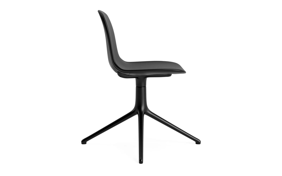 Form Drehstuhl 4L schwarzes Aluminium Vollpolster Ultra in Ultra 41599 präsentiert im Onlineshop von KAQTU Design AG. Drehstuhl ist von Normann Copenhagen