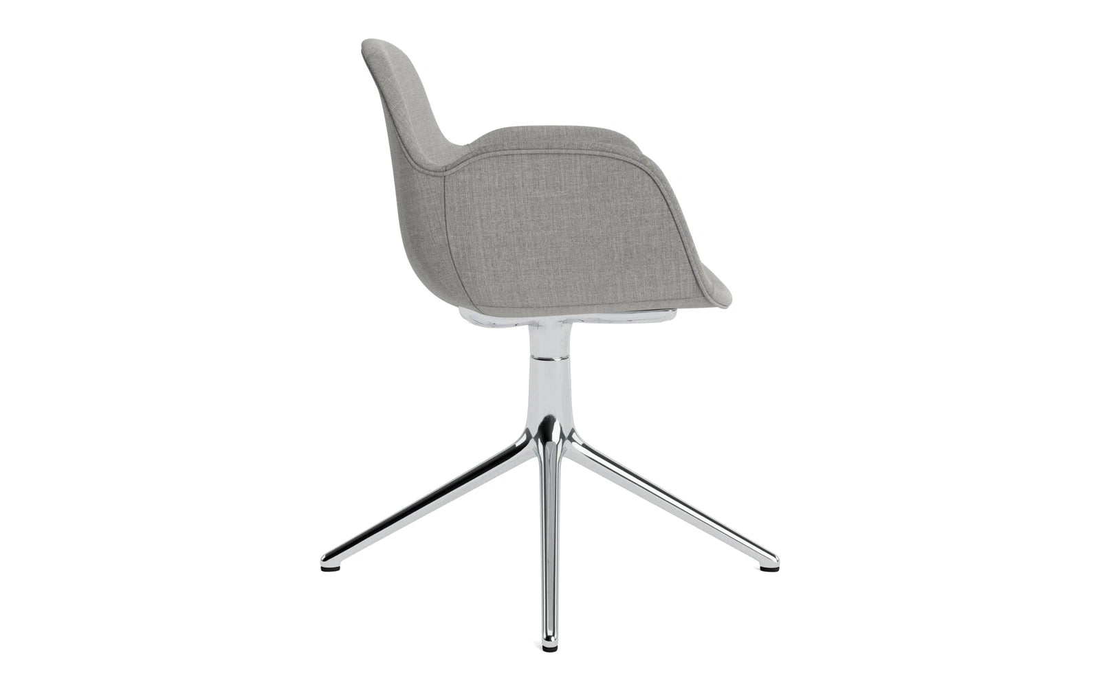 Erleben Sie den Form Drehsessel 4L von Normann Copenhagen – ein eleganter, gepolsterter Sessel aus Aluminium, der modernes Design und höchsten Komfort bietet.