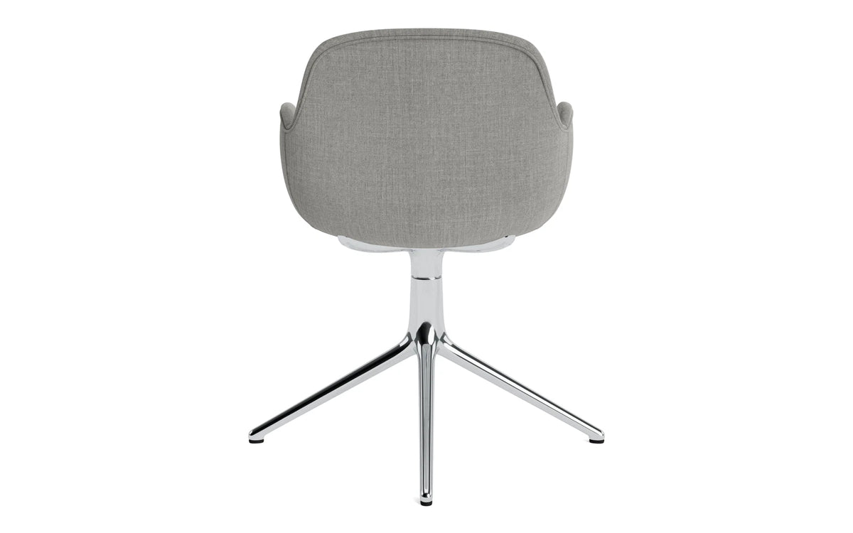 Form Drehstuhl 4L gepolstert Aluminium Remix in Remix 133 präsentiert im Onlineshop von KAQTU Design AG. Dreh-Schalenstuhl mit Armlehnen ist von Normann Copenhagen