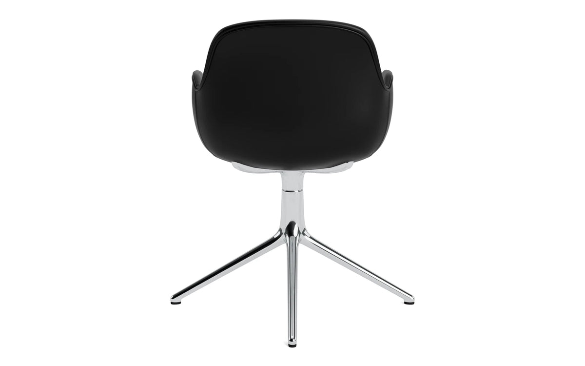 Form Drehstuhl 4L gepolstert Aluminium Ultra Leder in Ultra 41599 präsentiert im Onlineshop von KAQTU Design AG. Dreh-Schalenstuhl mit Armlehnen ist von Normann Copenhagen
