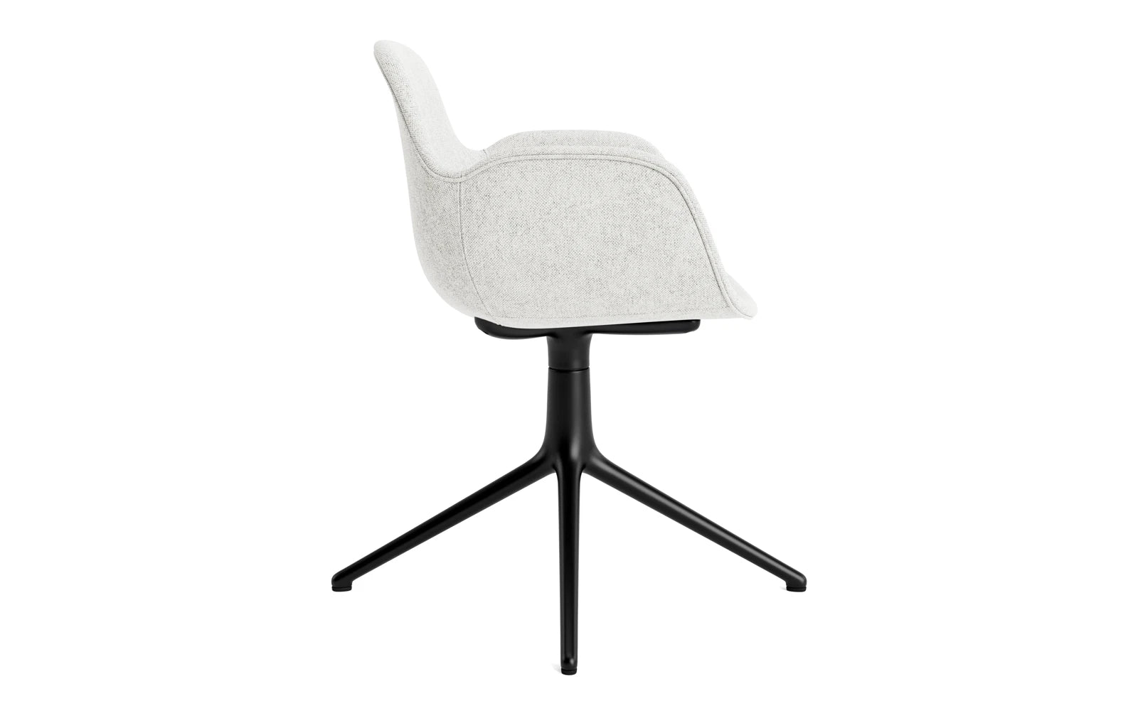 Entdecken Sie den Form Drehsessel 4L von Normann Copenhagen: Ein stilvoller, drehbarer Sessel aus schwarzem Aluminium mit hochwertiger Hallingdal-Polsterung.