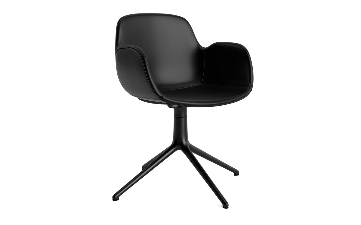 Form Drehstuhl 4L gepolstert schwarzes Aluminium Ultra Leder in Ultra 41599 präsentiert im Onlineshop von KAQTU Design AG. Bürostuhl ist von Normann Copenhagen