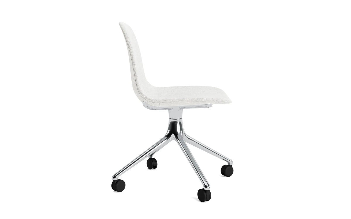 Form Drehstuhl 4W Aluminium Vollpolster Hallingdal in Hallingdal 110 präsentiert im Onlineshop von KAQTU Design AG. Drehstuhl ist von Normann Copenhagen
