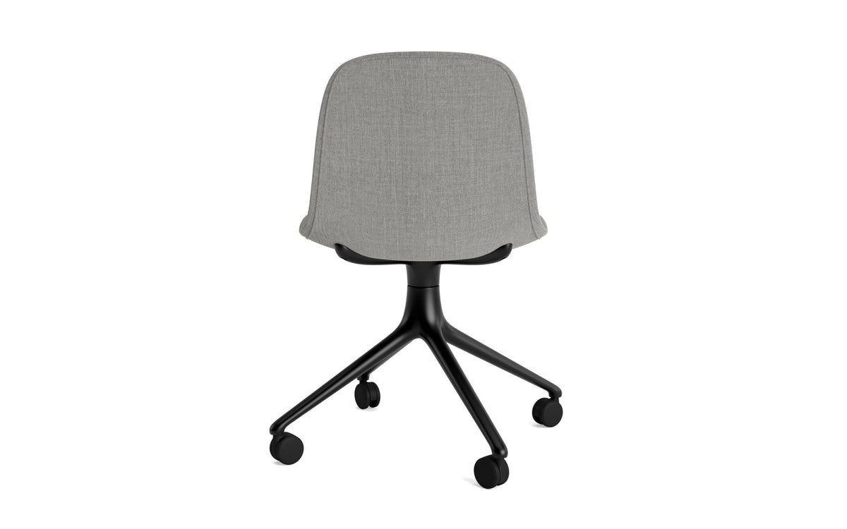 Form Drehstuhl 4W schwarzes Aluminium Vollpolster Remix in Remix 133 präsentiert im Onlineshop von KAQTU Design AG. Drehstuhl ist von Normann Copenhagen