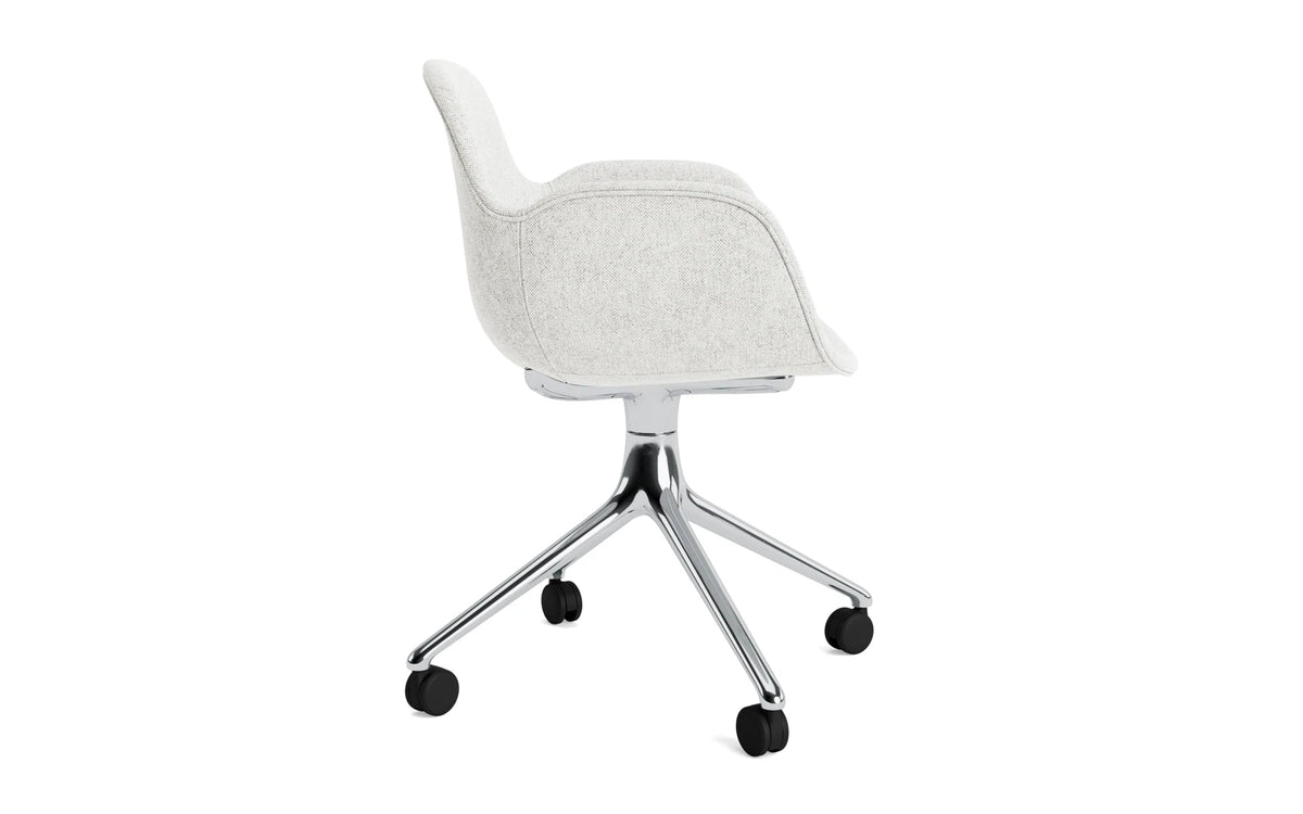 Form Drehstuhl 4W Vollpolster Aluminium/Hallingdal in Hallingdal 110 präsentiert im Onlineshop von KAQTU Design AG. Bürostuhl ist von Normann Copenhagen