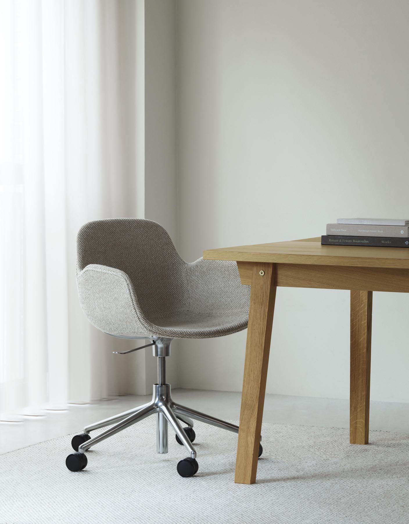 Entdecken Sie den Form Drehsessel 4W von Normann Copenhagen – ein stilvoller, drehbarer Sessel aus hochwertigem Aluminium und Hallingdal-Polsterung, ideal für moderne Räume.
