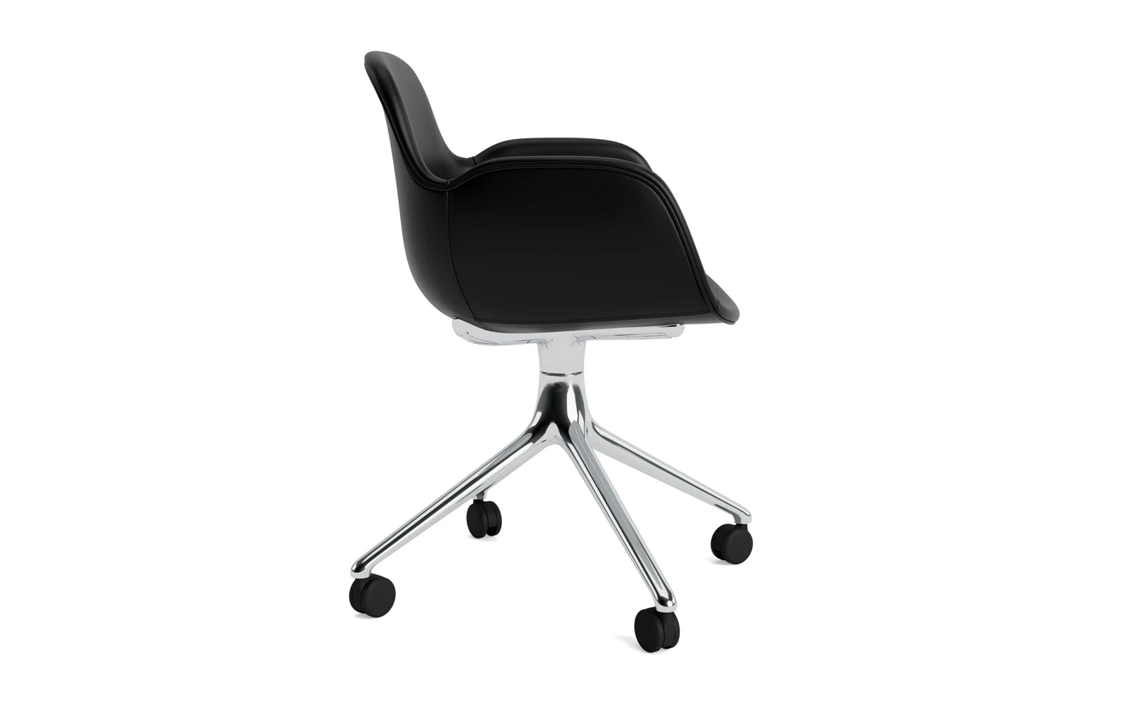 Entdecken Sie den Form Drehsessel 4W von Normann Copenhagen – ein eleganter, drehbarer Sessel aus hochwertigem Aluminium und luxuriösem Ultra Leder, ideal für stilvolle Innenräume.