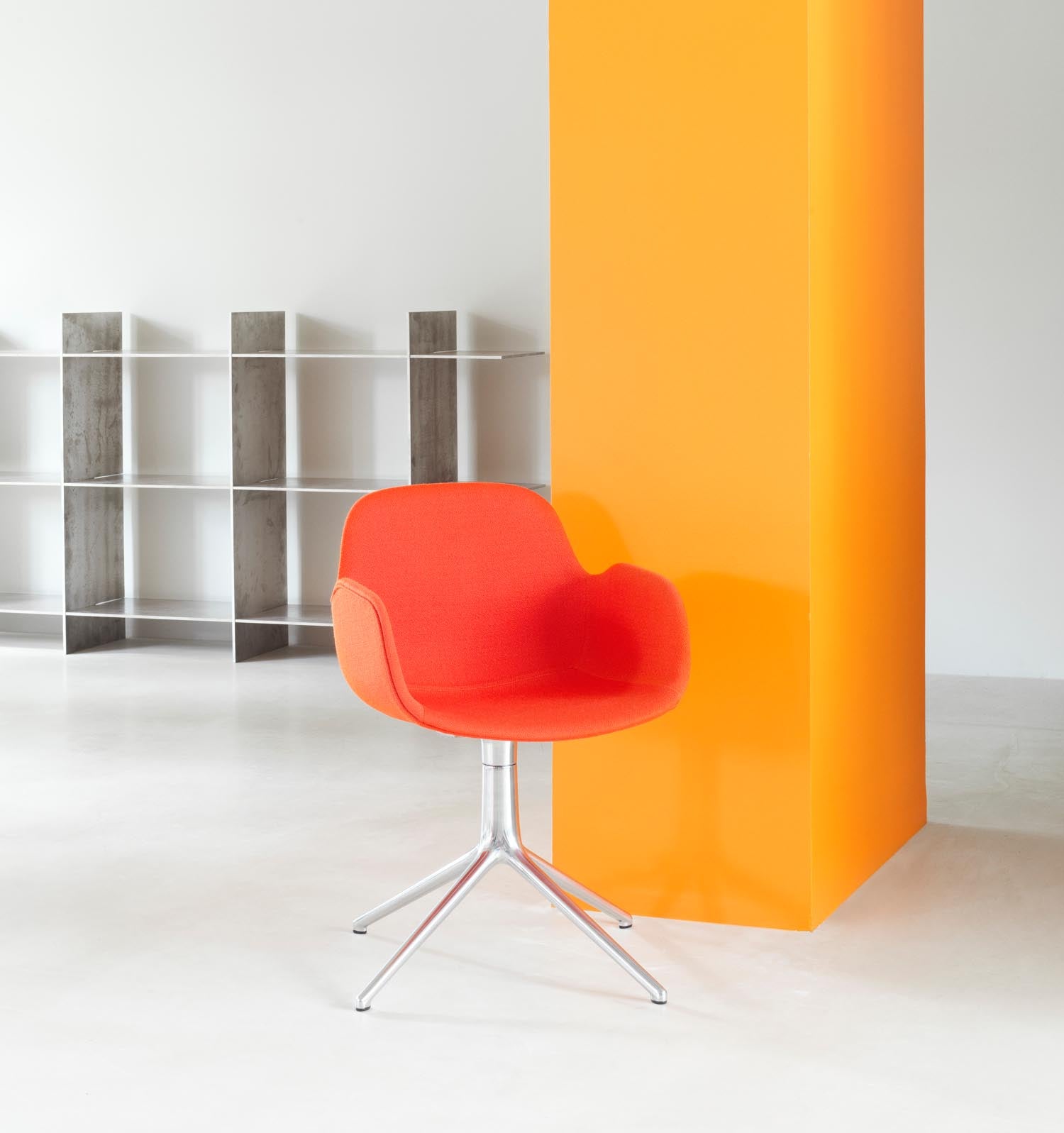 Erleben Sie den Form Drehsessel 4W von Normann Copenhagen – ein luxuriöser, drehbarer Sessel aus hochwertigem Aluminium und Ultra Leder, perfekt für stilvolle Innenräume.