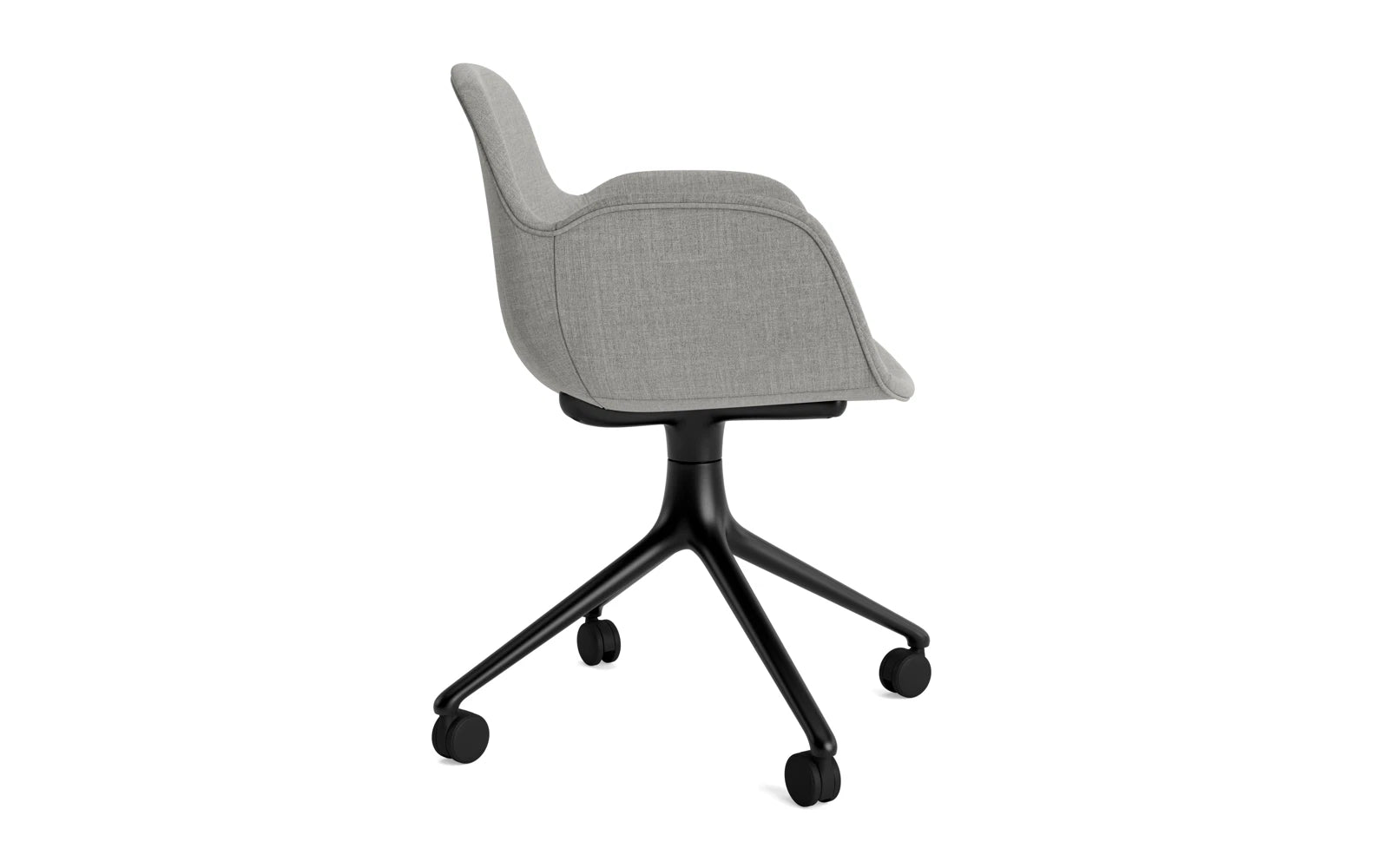 Entdecken Sie den Form Drehsessel 4W von Normann Copenhagen: Stilvolles, drehbares Möbelstück mit hochwertigem Vollpolster und elegantem Aluminiumgestell.