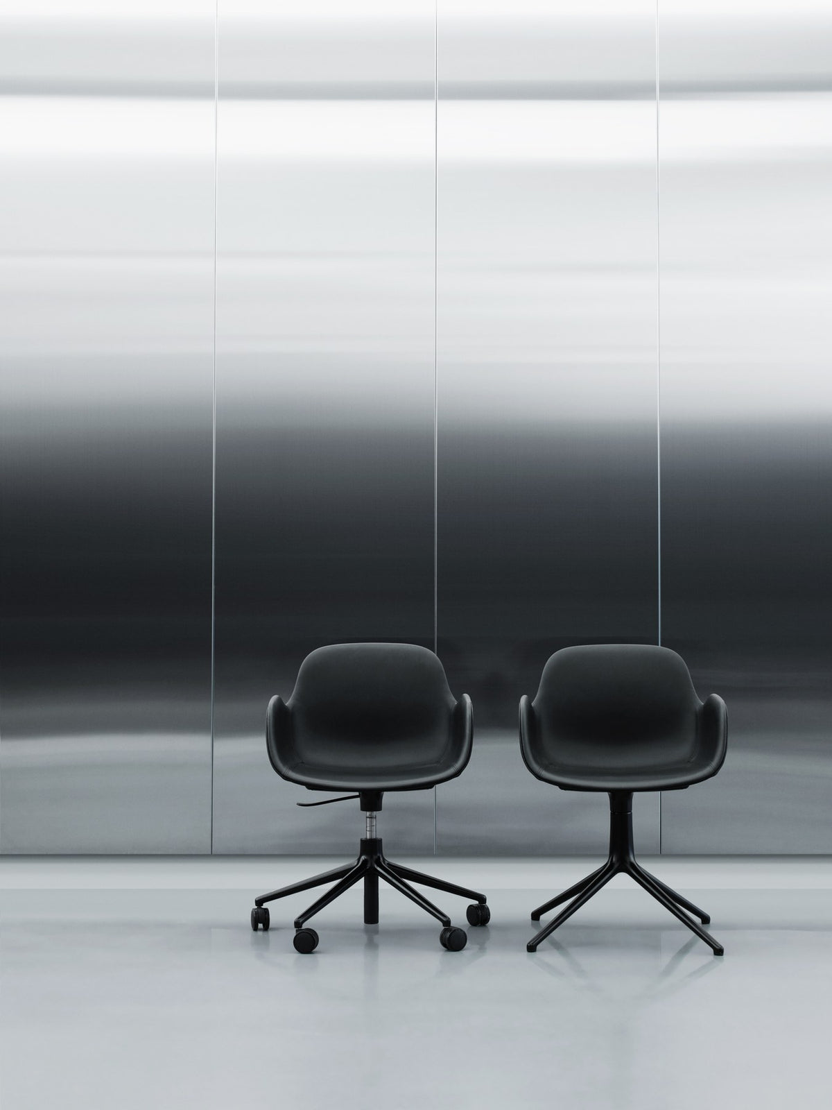 Schwarzer Form Drehstuhl von Normann Copenhagen mit gepolsterter Polypropylen-Sitzschale und drehbarem viergliedrigem Aluminiumgestell.