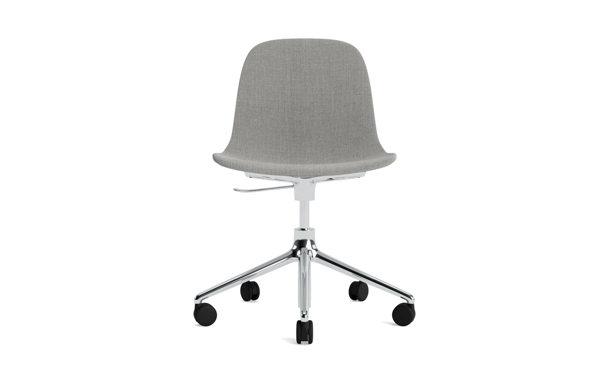 Form Drehstuhl mit 5 Rollen Vollpolster Aluminium Remix in Remix 133 präsentiert im Onlineshop von KAQTU Design AG. Bürostuhl ist von Normann Copenhagen