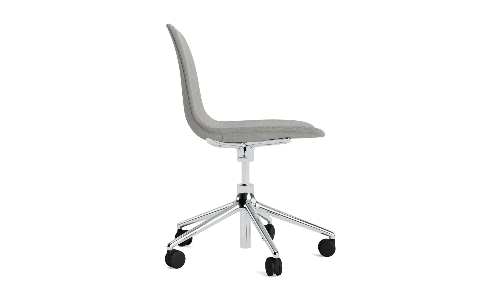 Entdecken Sie den Form Drehsessel von Normann Copenhagen: Elegantes Design, 5 Rollen für Mobilität und individuelle Gestaltungsmöglichkeiten für jeden Raum.