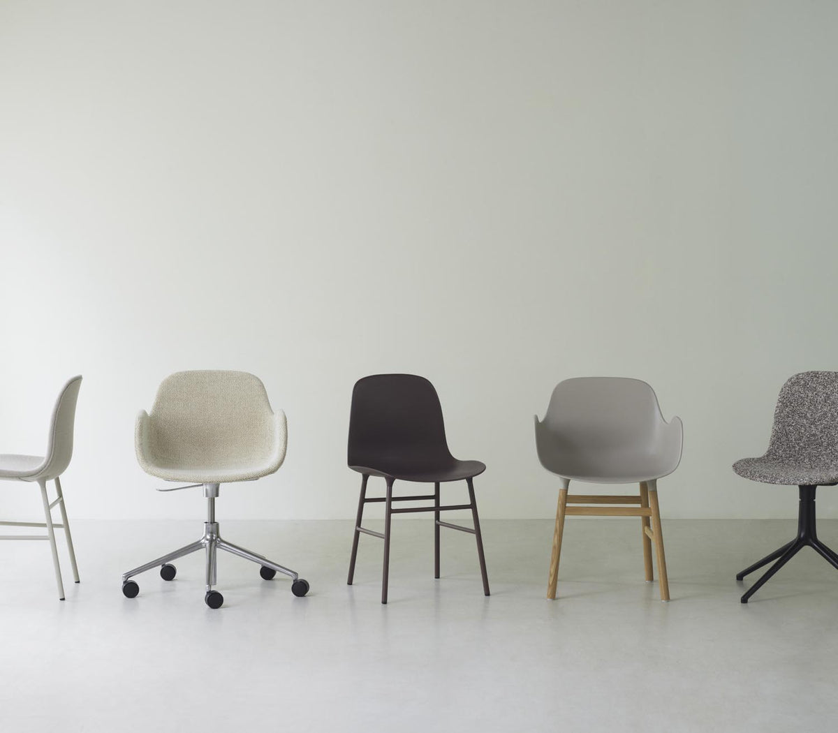 Form Drehstuhl mit 5 Rollen Vollpolster Aluminium Remix in Remix 133 präsentiert im Onlineshop von KAQTU Design AG. Bürostuhl ist von Normann Copenhagen