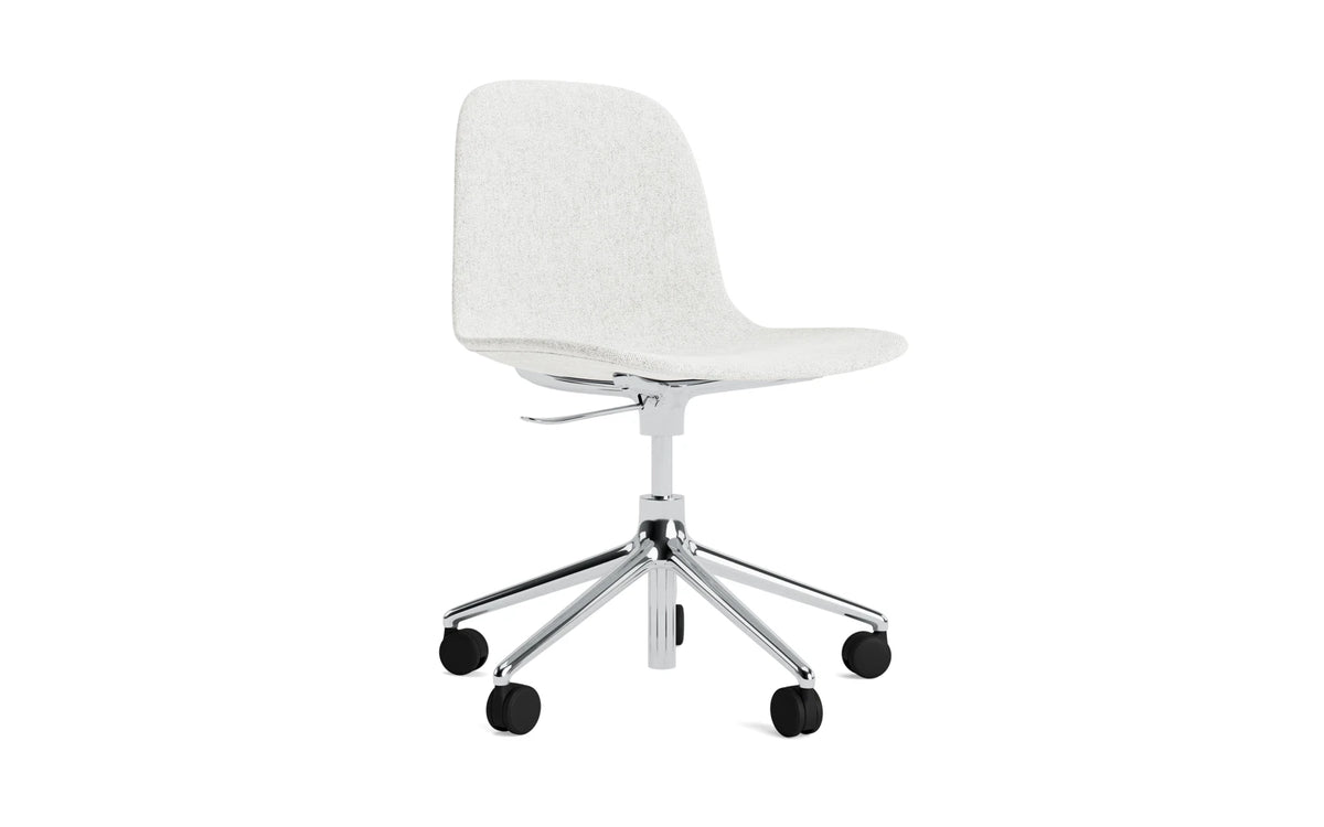 Form Drehstuhl mit 5 Rollen Vollpolster Aluminium Hallingdal in Hallingdal 110 präsentiert im Onlineshop von KAQTU Design AG. Bürostuhl ist von Normann Copenhagen