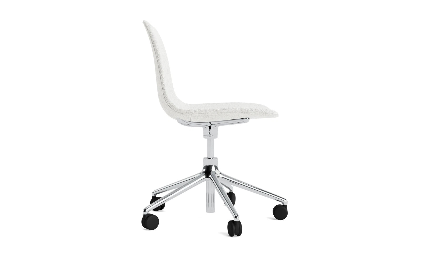 Erleben Sie den Form Drehsessel von Normann Copenhagen: Ein eleganter, vollpolsterter Sessel mit 5 Rollen, der Komfort und individuelles Design vereint.