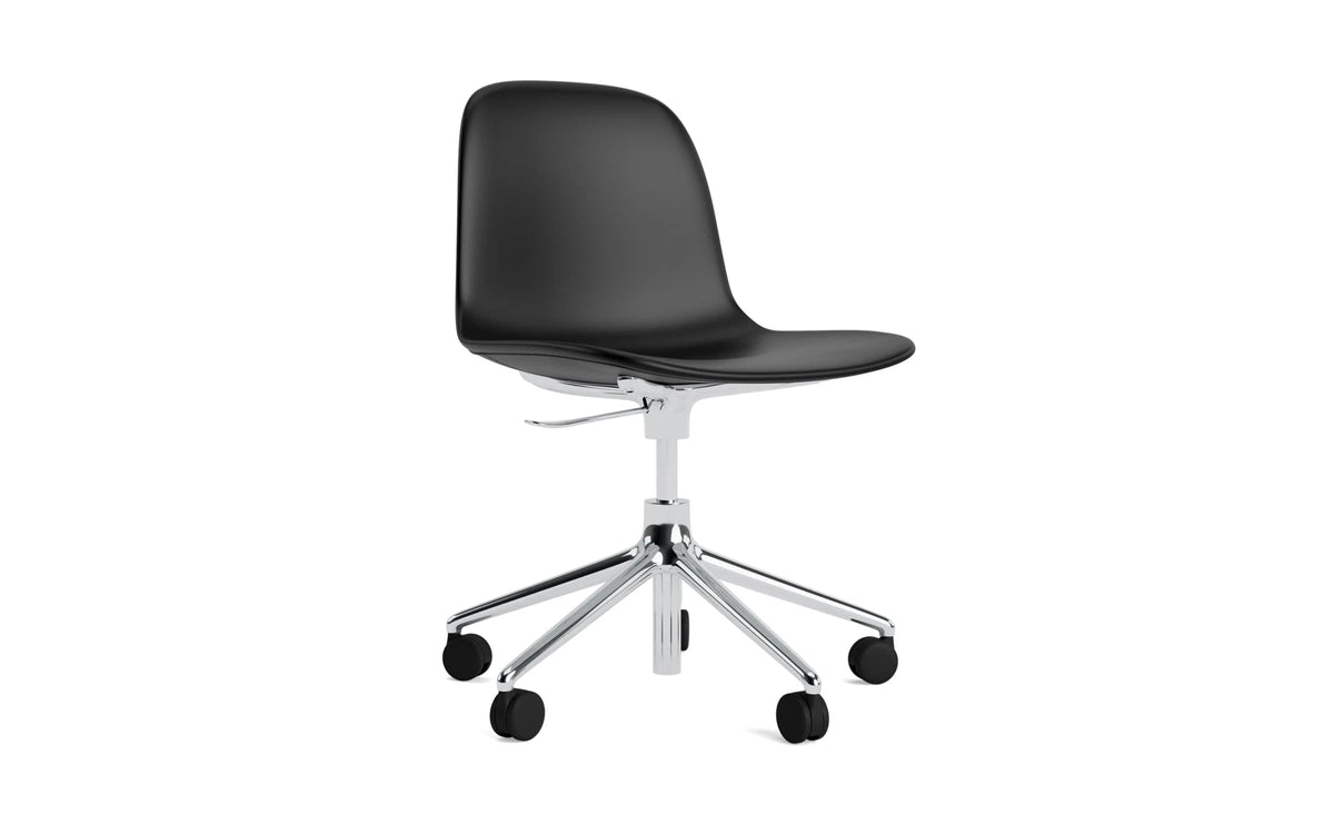 Form Drehstuhl mit 5 Rollen Vollpolster Aluminium Ultra in Ultra 41599 präsentiert im Onlineshop von KAQTU Design AG. Bürostuhl ist von Normann Copenhagen