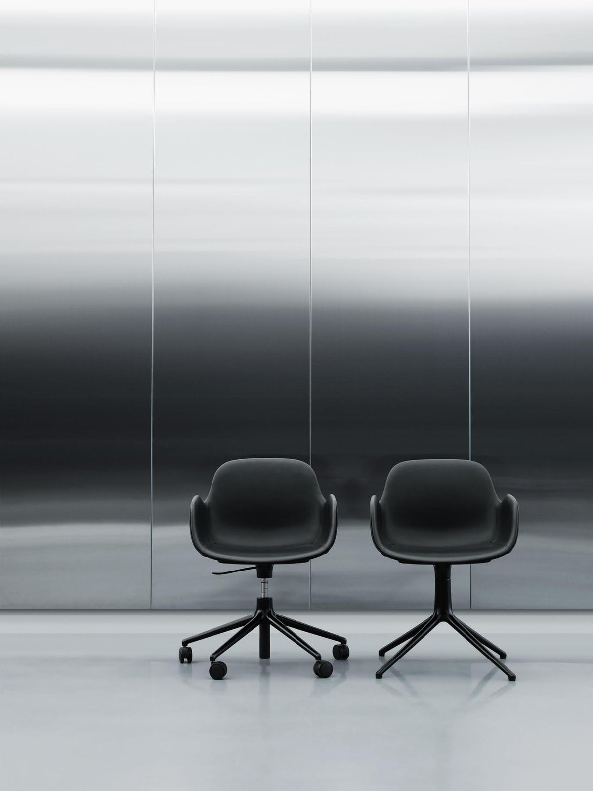 Form Drehstuhl mit 5 Rollen Vollpolster Aluminium Ultra in Ultra 41599 präsentiert im Onlineshop von KAQTU Design AG. Bürostuhl ist von Normann Copenhagen