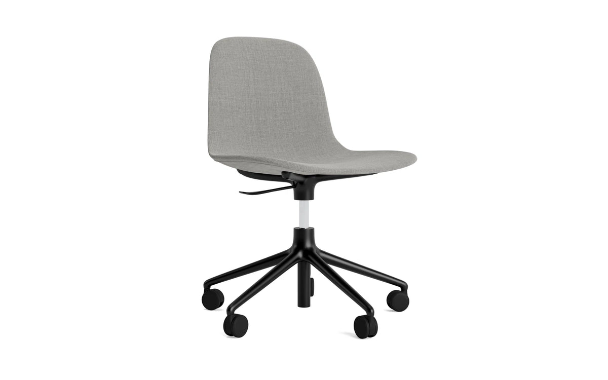 Form Drehstuhl mit 5 Rollen Vollpolster schwarzes Aluminium Remix in Remix 133 präsentiert im Onlineshop von KAQTU Design AG. Bürostuhl ist von Normann Copenhagen