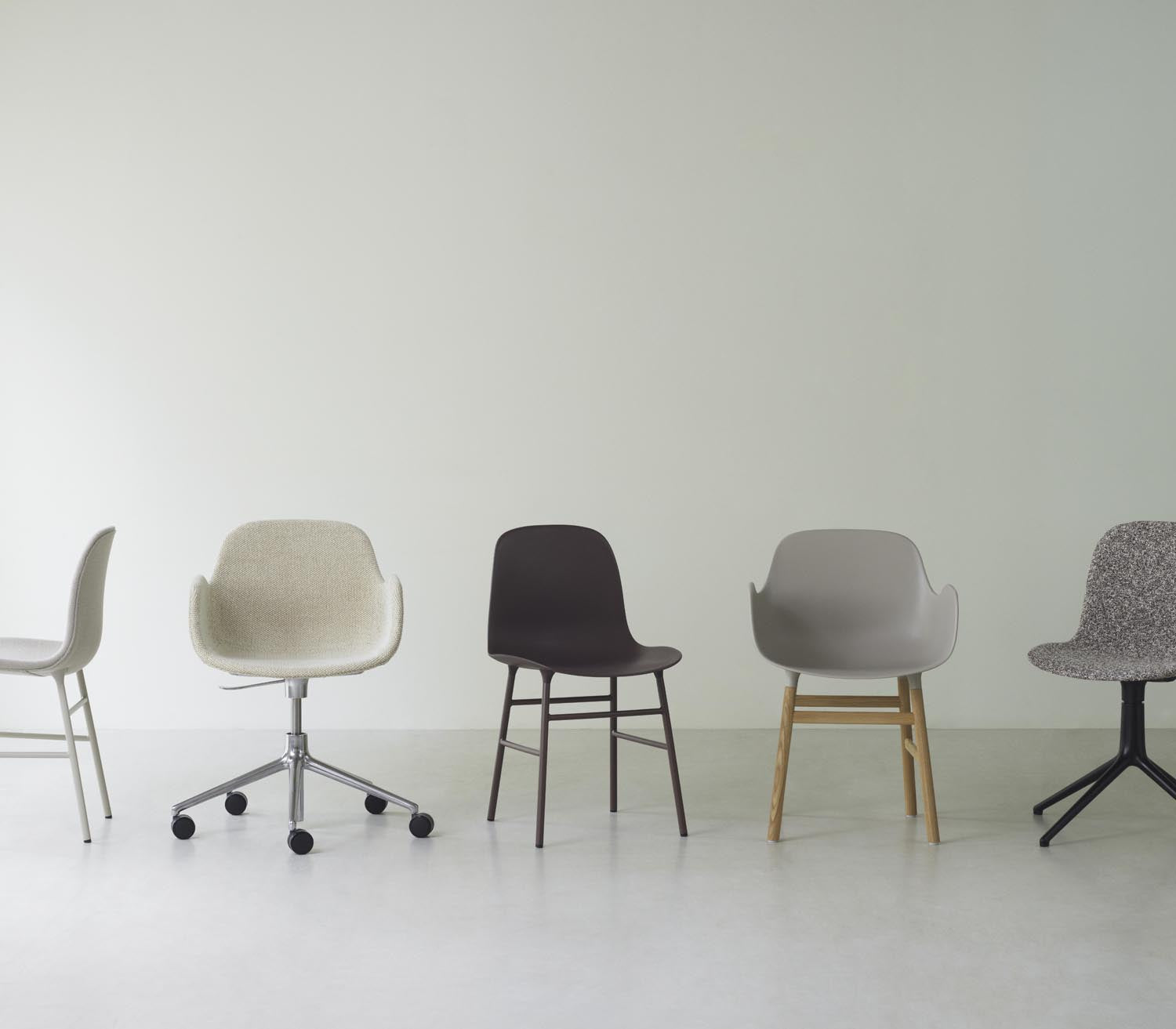 Entdecken Sie den Form Drehsessel mit 5 Rollen von Normann Copenhagen – ein stilvolles, gepolstertes Designhighlight für Ihr Zuhause oder Büro.