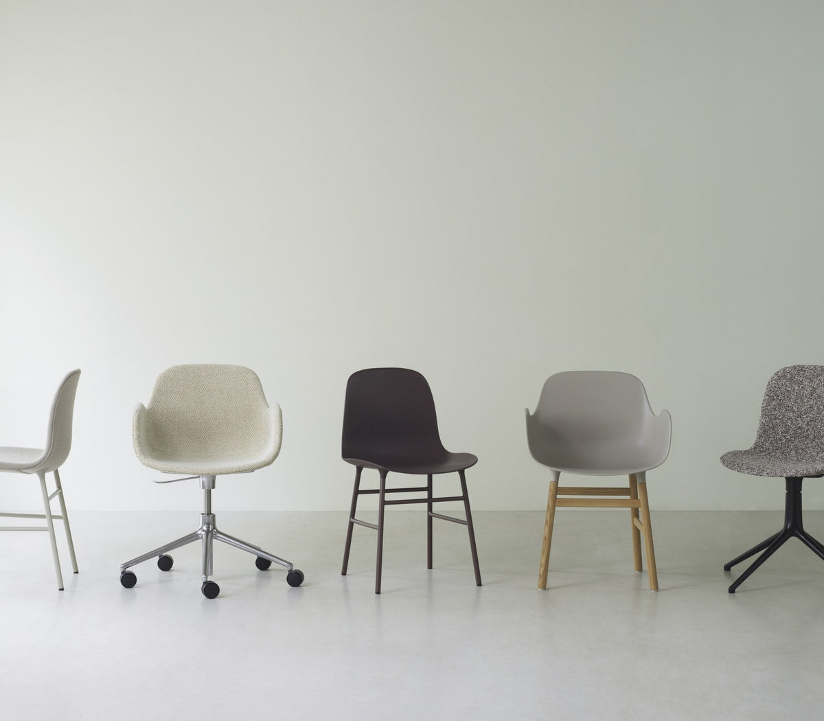Gepolsterter Drehstuhl Form von Normann Copenhagen mit schwarzer Sitzschale aus Polypropylen, schwarzem Aluminiumfussgestell und fünf Rollen.