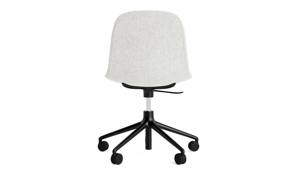 Form Drehstuhl mit 5 Rollen Vollpolster schwarzes Aluminium Hallingdal in Hallingdal 110 präsentiert im Onlineshop von KAQTU Design AG. Bürostuhl ist von Normann Copenhagen