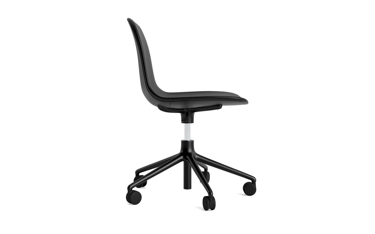Form Drehstuhl mit 5 Rollen Vollpolster schwarzes Aluminium Ultra in Ultra 41599 präsentiert im Onlineshop von KAQTU Design AG. Bürostuhl ist von Normann Copenhagen