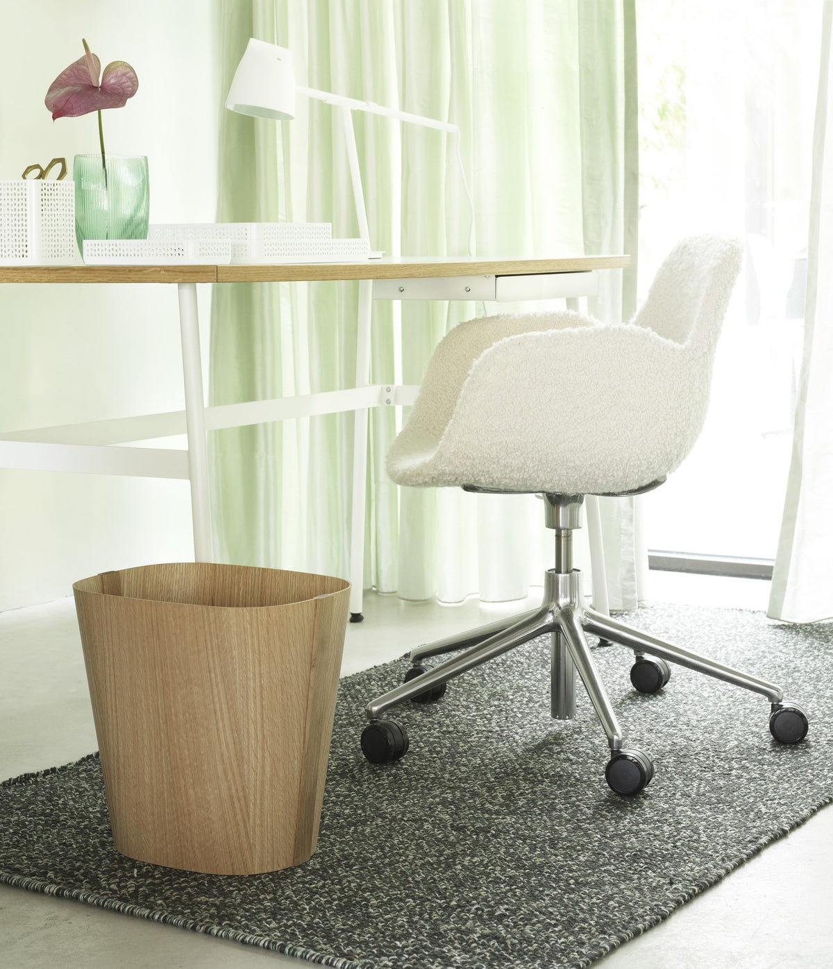 Schwarzer Form Drehstuhl von Normann Copenhagen mit gepolsterter Sitzschale aus Polypropylen, Aluminiumfuss und fünf Rollen.