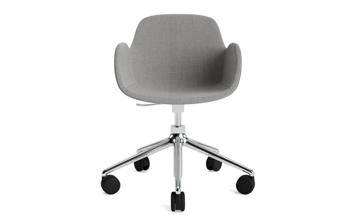 Form Drehstuhl mit Rollen Vollpolster aluminium Remix in Remix 133 präsentiert im Onlineshop von KAQTU Design AG. Bürostuhl ist von Normann Copenhagen