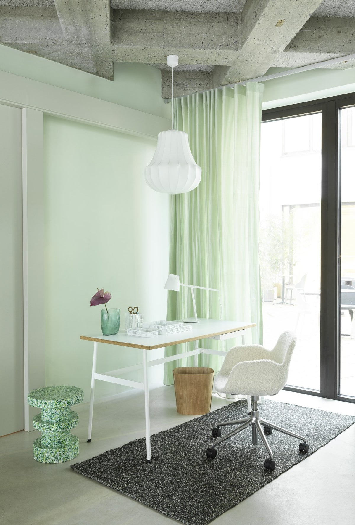 Schwarzer Form Drehstuhl von Normann Copenhagen mit gepolsterter Sitzschale aus Polypropylen, Aluminiumfuss und fünf Rollen.
