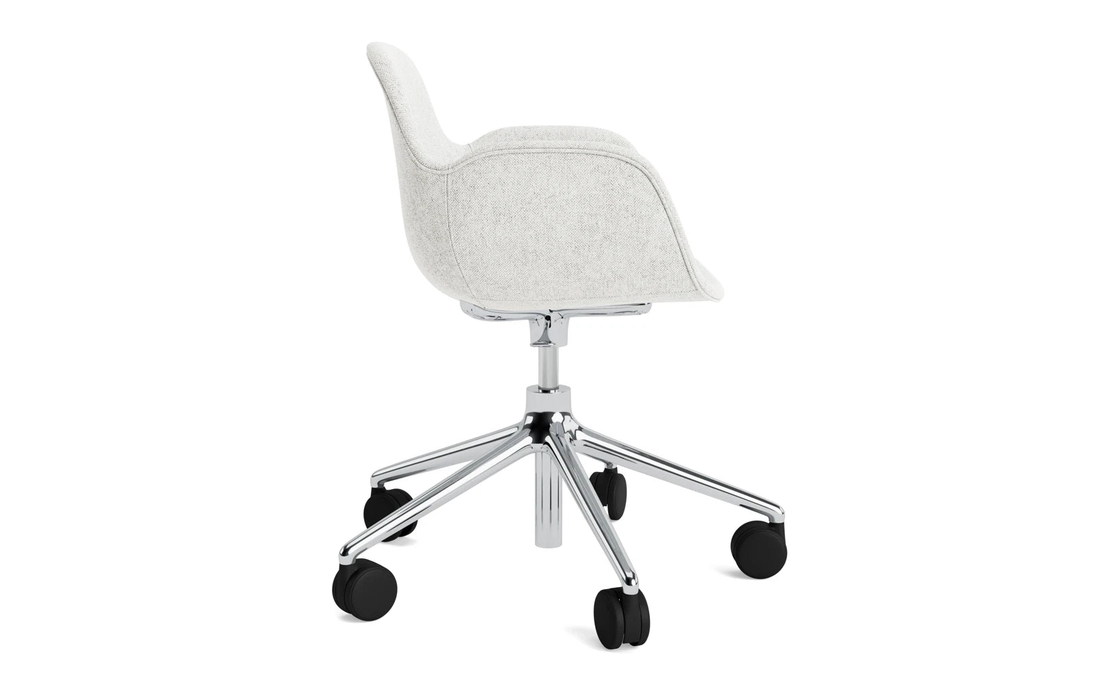 Erleben Sie den Form Drehsessel mit Rollen von Normann Copenhagen – ein stilvolles Designhighlight, das Komfort und Individualität in jeden Raum bringt.