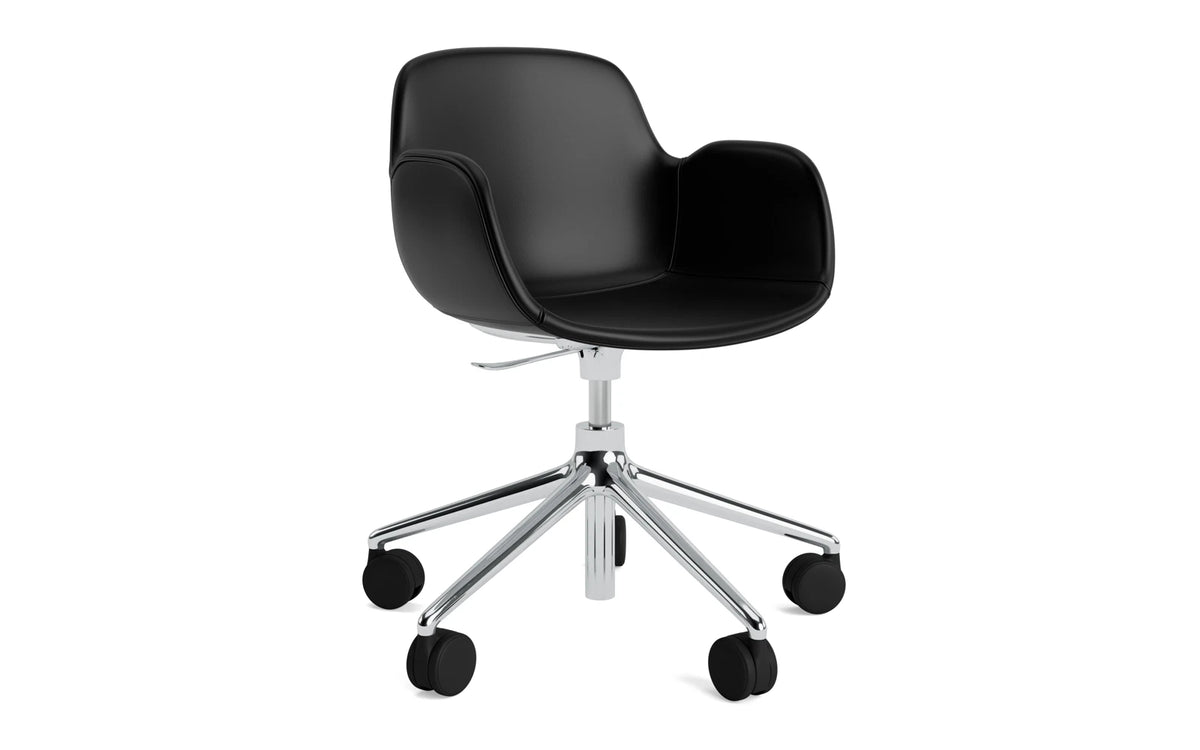 Form Drehstuhl mit Rollen Vollpolster aluminium Ultra leder in Ultra 41599 präsentiert im Onlineshop von KAQTU Design AG. Bürostuhl ist von Normann Copenhagen